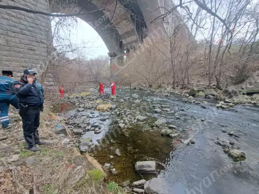 Առեղծվածային ու ողբերգական դեպք Երևանում․ Հաղթանակ կամրջի տակ՝ Հրազդան գետում, հայտնաբերվել է նախկին դատախազի մարմինը․ այն դուրս բերելու համար ժամանել են փրկարարները․ պարեկները սահմանազատել են տարածքը․ ՖՈՏՈՌԵՊՈՐՏԱԺ, ՏԵՍԱՆՅՈՒԹ