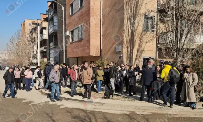 Լարված իրավիճակ՝ Բաբաջանյան փողոցում․ բնակիչները բողոքում են «Նոր Երևան» թաղամասի ճանապարհային նախագծից․ պնդում են, որ կդիմեն կտրուկ միջոցների, որպեսզի բակի նեղլիկ ճանապարհը ծառայի միայն իրենց․ ՖՈՏՈՌԵՊՈՐՏԱԺ, ՏԵՍԱՆՅՈՒԹ