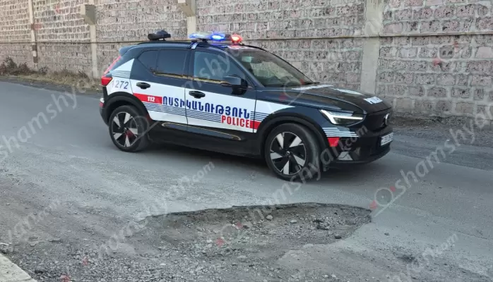 Երևանի Արաբկիր վարչական շրջանի Արղության փողոցում փոսերը, այդ թվում՝ «մարդաբոյ», այնքան շատ են, որ նույնիսկ հաշվիչ մեքենայով չես կարող հաշվել․ ամեն օր պարեկներն այդ հատվածում վթարներ են ձևակերպում․ ՖՈՏՈՌԵՊՈՐՏԱԺ, ՏԵՍԱՆՅՈՒԹ