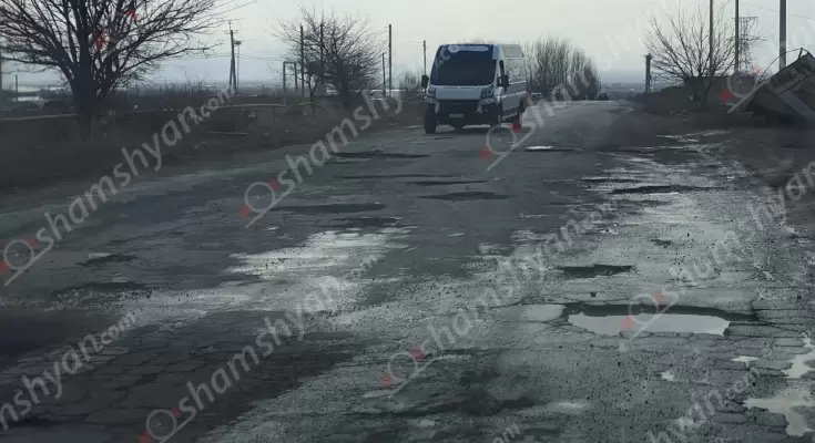 Երևանից դեպի Նորաբաց, Դարակերտ տանող ճանապարհն այնքան է պատվել փոսերով, որ վարորդները ամեն օր ավտոմեքենաների անվահեծաններ են կոտրում, անվադողեր պայթեցնում. 20-ից ավելի գյուղերի բնակիչներ սպառնում են դիմել կտրուկ միջոցների. ՖՈՏՈՌԵՊՈՐՏԱԺ, ՏԵՍԱՆՅՈւԹ