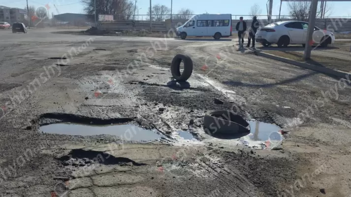 Գյումրիի Բուլվարային փողոցում և Մուշի խճուղում նույնպես վարորդներն ամեն օր վնասում են ավտոմեքենաները․ երբ է Գյումրիում իրականացվելու ճանապարհների հիմնանորոգումը՝ դա է հետաքրքրում գյումրեցիներին․ ՖՈՏՈՌԵՊՈՐՏԱԺ, ՏԵՍԱՆՅՈՒԹ