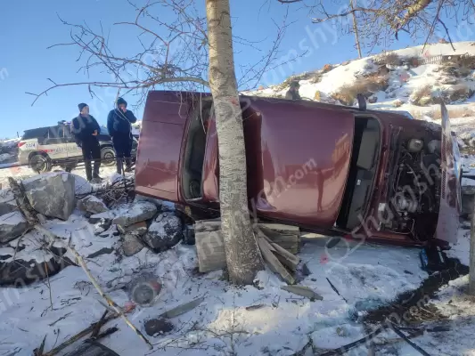 Ավտովթար՝ Գեղարքունիքի մարզում. Սևան-Մարտունի ավտոճանապարհին «ՎԱԶ 2107»-ը դուրս է եկել ճանապարհի երթևեկելի գոտուց, բախվել քարերին, ապա կողաշրջված բախվել ծառին. կան վիրավորներ. ՖՈՏՈՌԵՊՈՐՏԱԺ