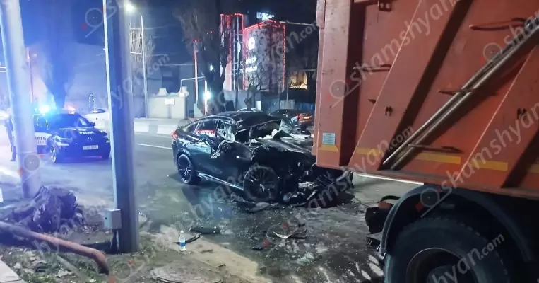 Ավտովթար՝ Երևանում․ Մյասնիկյան պողոտայում բախվել են Երևանի քաղաքապետարանի հաշվեկշռում հաշվառված «Կամազ»-ը և «BMW»-ն․ կա վիրավոր․ ՖՈՏՈՌԵՊՈՐՏԱԺ, ՏԵՍԱՆՅՈՒԹ