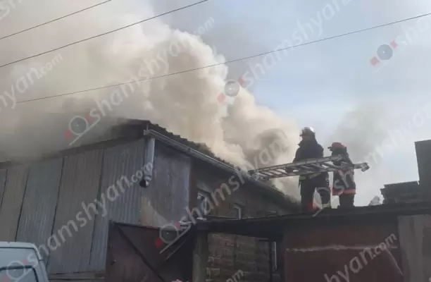 Խոշոր հրդեհ՝ Երևանում. Կատովսկու փողոցի տներից մեկում առաջացած կրակն ու ծուխը տեսանելի էին մի քանի հարյուր մետրից. հրշեջների օպերատիվ աշխատանքի շնորհիվ կրակի տարածումը կանխվել է դեպի հարևան մի քանի տներ. ՖՈՏՈՌԵՊՈՐՏԱԺ, ՏԵՍԱՆՅՈւԹ