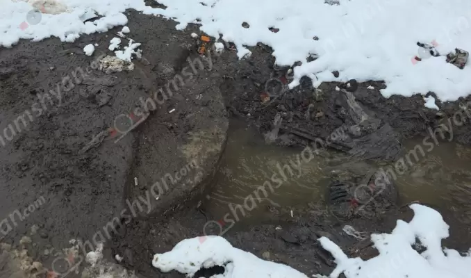 Աբովյան քաղաքում քանի տարի է՝ խցանված դիտահորի ու կոտրված կոյուղագծի պատճառով մի ամբողջ թաղամաս ողողվում է կեղտաջրով՝ տարածքում ստեղծելով գարշահոտ ու հակասանիտարական վիճակ․ ՖՈՏՈՌԵՊՈՐՏԱԺ, ՏԵՍԱՆՅՈւԹ