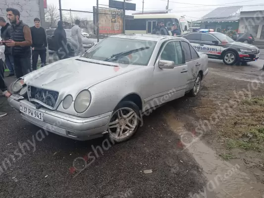 Ավտովթար՝ Արմավիրի մարզում․ Էջմիածին-Երևան ավտոճանապարհին 19-ամյա վարորդը «Mercedes»-ով բախվել է բաժանարար գոտու բազալտե եզրաքարերին, էլեկտրասյանը և գլխիվայր հայտնվել երթևեկելի գոտում․ ՖՈՏՈՌԵՊՈՐՏԱԺ, ՏԵՍԱՆՅՈՒԹ