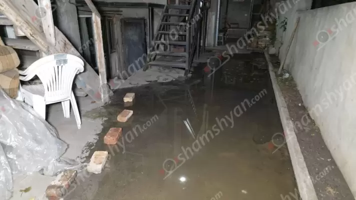 Գարշահոտ ու հակասանիտարական վիճակ՝ Երևանում. Նոր Արեշ 12-րդ փողոցում բնակվող կանայք ասում էին՝ մարտի 8-ին «դարի նվերը» ստացանք «Վեոլիա ջրից». ՖՈՏՈՌԵՊՈՐՏԱԺ, ՏԵՍԱՆՅՈւԹ