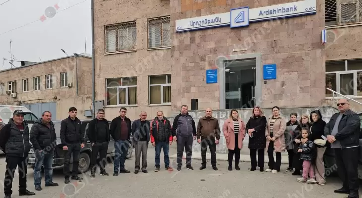 Լարված իրավիճակ՝ Արտաշատ քաղաքի «Արդշինբանկ»-ի դիմաց․ մեծ թվով քաղաքացիներ չեն կարողանում 6 տարի է բանկում գրավադրված իրենց ոսկեղենը հետ ստանալ․ նրանք պատրաստվում են դիմել կտրուկ միջոցների․ ՖՈՏՈՌԵՊՈՐՏԱԺ, ՏԵՍԱՆՅՈՒԹ