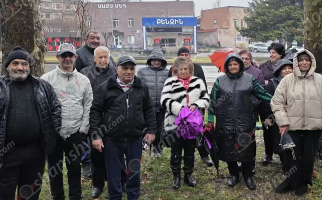 Լարված իրավիճակ Աբովյանում․ բնակչության ճնշող մեծամասնությունը պահանջում է վարչական դատարանի դատավորից չեղարկել իր կայացրած որոշումը՝ ասելով․ առանց մարդկանց կարծիքը հաշվի առնելու ինչի՞ դիմաց ես այն կայացրել․ ՖՈՏՈՌԵՊՈՐՏԱԺ, ՏԵՍԱՆՅՈՒԹԵՐ