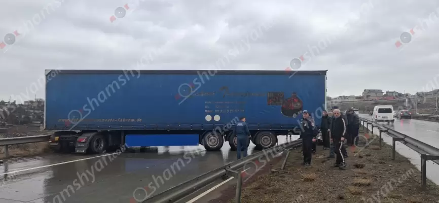 ԲԱՑԱՌԻԿ ՏԵՍԱՆՅՈՒԹ․ «MAN» բեռնատարը Աշտարակի կամրջի վրա բախվում է երկաթե պաշտպանիչ արգելապատնեշներին և ամբողջությամբ փակում ճանապարհը․ մի քանի ժամ երթևեկությունը դադարեցվել էր․ ՖՈՏՈՌԵՊՈՐՏԱԺ,ՏԵՍԱՆՅՈՒԹ