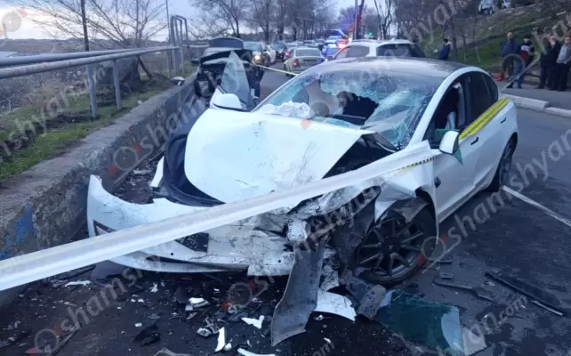 Խոշոր ավտովթար Երևանում․ բախվել են «Tesla»-ն, «Ford Fusion»-ը, «Nissan Pathfinder»-ը․ 3 վիրավորներից մեկը անչափահաս է․ օպերատիվ են գործել շտապօգնության բժիշկներն ու Երևանի գնդի պարեկները․ ՖՈՏՈՌԵՊՈՐՏԱԺ, ՏԵՍԱՆՅՈՒԹ