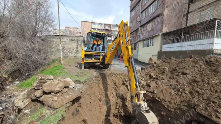 ՀԾԿՀ նախագահի, Երևանի քաղաքապետի ու Աջափնյակի թաղապետի միջամտության արդյունքում «Վեոլիա ջուրը» որոշեց, որ պետք է հրատապ թիվ 39 մանկապարտեզը փրկեն գարշահոտ և հակասանիտարական վիճակից. հատուկ տեխնիկայով սկսել են աշխատանքներ կատարել. ՖՈՏՈՌԵՊՈՐՏԱԺ, ՏԵՍԱՆՅՈւԹԵՐ