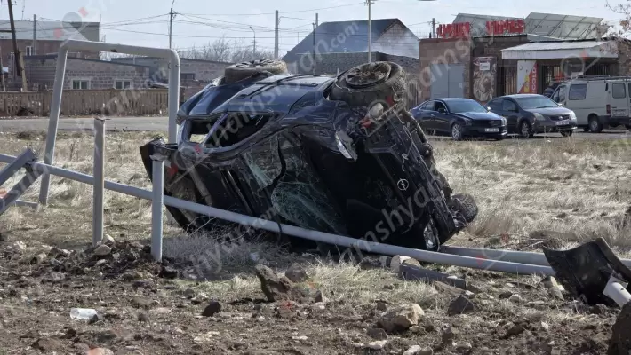 Խոշոր ավտովթար՝ Կոտայքի մարզում. «Opel»-ը Եղվարդում կոտրել է փայտե էլեկտրասյունը և գազախողովակները ու կողաշրջվելով հայտնվել երթևեկելի գոտուց դուրս. սկսվել է գազի արտահոսք. օպերատիվ են գործել Եղվարդի շտապօգնության բժիշկները. ՖՈՏՈՌԵՊՈՐՏԱԺ, ՏԵՍԱՆՅՈւԹ