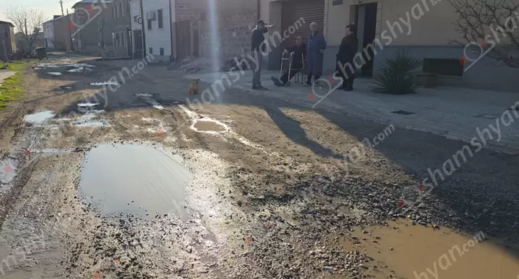 Վաղարշապատ քաղաքի 2-րդ թաղամասի բնակիչներն ասում են. «30 տարի խնդրել ու համբերատար սպասել ենք՝ երբ են փողոցներում վերանալու փոշին ու ցեխը, շտապօգնությունը չի կարողանում հասնել հիվանդներին՝ ասելով՝ դուք մոտեցրեք գլխավոր ճանապարհ». ՖՈՏՈՌԵՊՈՐՏԱԺ, ՏԵՍԱՆՅՈւԹ