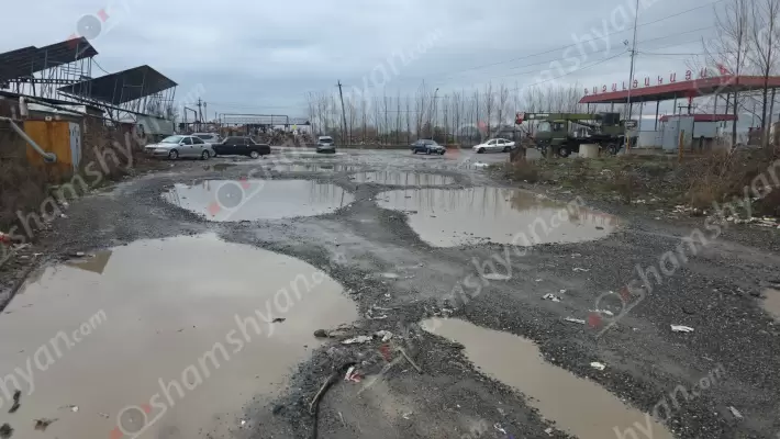 Արմավիր քաղաքում Հյուսիսարևելյանից դեպի Մայիսյան և Ծառաշեն գյուղեր տանող 2 կիլոմետրանոց՝ «մարդաբոյ» փոսերով հայտնի ճանապարհը վարորդների համար դարձել է պատուհաս. բնակիչները ամեն մի փոս նմանեցնում են գլոբուսի. ՖՈՏՈՌԵՊՈՐՏԱԺ, ՏԵՍԱՆՅՈւԹ