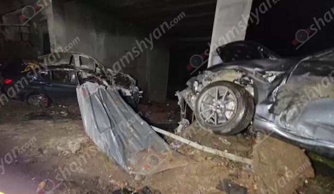 Խոշոր ավտովթար-հրդեհ՝ Երևանում. Մյասնիկյան պողոտայում բախվել են «Tesla»-ն ու «BMW»-ն. վերջինները կոտրել են բնակչի երկաթե պաշտպանիչ ցանկապատն ու հայտնվել շինության տարածքում. «BMW»-ում հրդեհ է բռնկվել, կան վիրավորներ. ՖՈՏՈՌԵՊՈՐՏԱԺ, ՏԵՍԱՆՅՈւԹ