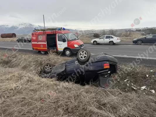 Խոշոր ավտովթար՝ Կոտայքի մարզում․ բախվել են «Mercedes»-ը և  «Volkswagen Vento»-ն․ վերջինը գլխիվայր հայտնվել է ճամփեզրի փոսում․ կա վիրավոր․ օպերատիվ են գործել շտապօգնության բժիշկները, փրկարարները ու պարեկները․ ՖՈՏՈՌԵՊՈՐՏԱԺ, ՏԵՍԱՆՅՈՒԹ