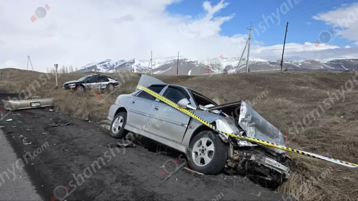 Ավտովթար՝ Գեղարքունիքի մարզում. Լճաշենում բախվել են «Toyota»-ն ու «Opel»-ը. վերջինը կիսակողաշրջված հայտնվել է փոսում. կան վիրավորներ. ՖՈՏՈՌԵՊՈՐՏԱԺ, ՏԵՍԱՆՅՈւԹ