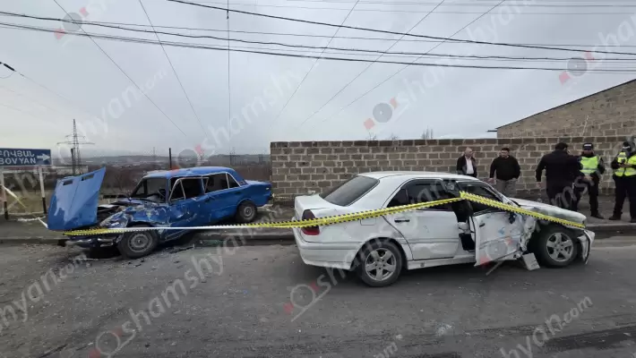 Ավտովթար՝ Կոտայքի մարզում. Աբովյան քաղաքի սկզբնամասում բախվել են «Mercedes»-ն ու «ՎԱԶ 2106»-ը. կան վիրավորներ. «Mercedes»-ի վարորդը եղել է ոչ սթափ. օպերատիվ են գործել Աբովյանի շտապօգնության բժիշկներն ու պարեկները. ՖՈՏՈՌԵՊՈՐՏԱԺ, ՏԵՍԱՆՅՈւԹ