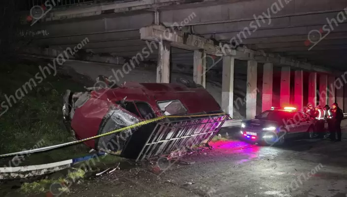 Խոշոր ավտովթար՝ Արմավիրի մարզում. «Ford Transit»-ը «Դվին» հանդիսությունների սրահի հարևանությամբ գտնվող կամրջից մի քանի մետր ընկել և կողաշրջված հայտնվել է դրա տակ. 2 հոգի տեղափոխվել է հիվանդանոց․ ՖՈՏՈՌԵՊՈՐՏԱԺ, ՏԵՍԱՆՅՈւԹ