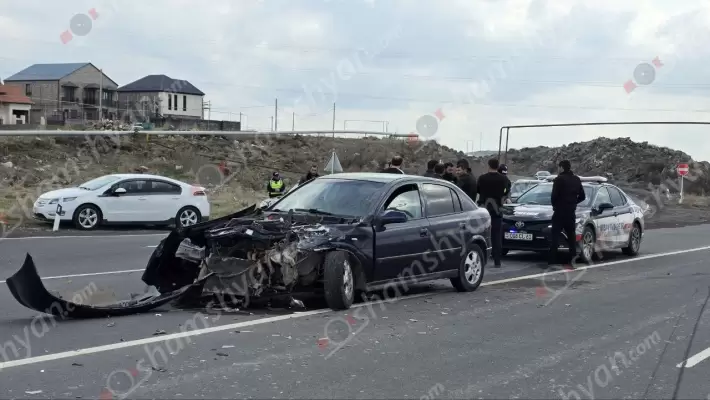 Ավտովթար՝ Արագածոտնի մարզում. Մուղնիում բախվել են «Opel»-ն ու «Ford Transit»-ը. վերջինն էլ բախվել է բետոնե էլեկտրասյանը. 2 հոգի «Աշտարակ» բժշկական կենտրոնում բուժօգնություն է ստացել. ՖՈՏՈՌԵՊՈՐՏԱԺ, ՏԵՍԱՆՅՈւԹ