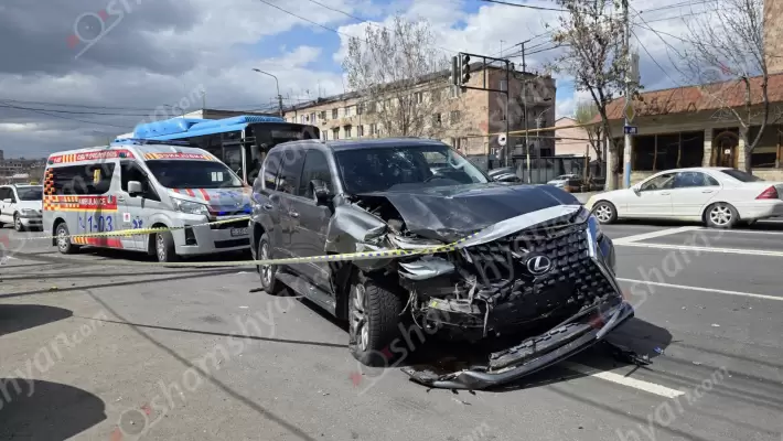 Ավտովթար-վրաերթ՝ Երևանում․ բախվել են «Lexus»-ը և «Hongqi»-ն․ վերջինը հայտնվել է մայթին՝ «Արտ Լանչ» սննդի կետի մուտքի մոտ․ կա 6 վիրավոր․ օպերատիվ են գործել շտապօգնության բժիշկներն ու պարեկները. ՖՈՏՈՌԵՊՈՐՏԱԺ, ՏԵՍԱՆՅՈւԹ
