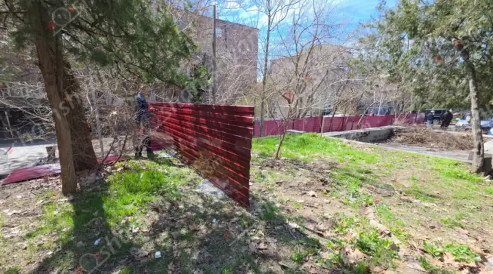 Լարված իրավիճակ Երևանի Արաբկիր վարչական շրջանում․ Արամ Խաչատրյան 33 և հարակից շենքերի բնակիչները սպառնում են դիմել կտրուկ միջոցների՝ ասելով՝ «մի բուռ կանաչ զանգվածը մի վերացրեք և մի դարձրեք քարե շինություն․ ՖՈՏՈՌԵՊՈՐՏԱԺ, ՏԵՍԱՆՅՈՒԹ