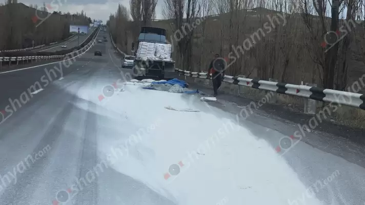 Կոտայքում պարեկները վարչական պատասխանատվության ենթարկեցին Երևան-Սևան մայրուղում շինարարական գիպսով ճանապարհը «աղտոտած» վարորդին․ ՖՈՏՈՌԵՊՈՐՏԱԺ, ՏԵՍԱՆՅՈՒԹ