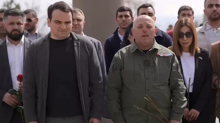 Նարեկ Կարապետյանը «Ուժեղ Հայաստանի» անդամների հետ այցելել է Եռաբլուր