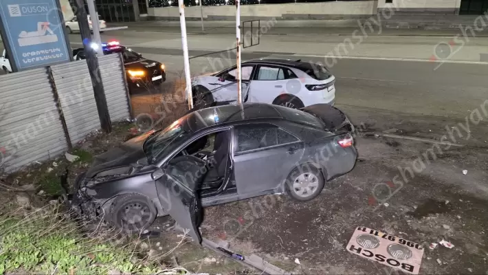 Ավտովթար Երևանում Թբիլիսյան խճուղում, Դոմուսի մոտ, բախվել են «Volkswagen»-ն ու «Toyota»-ն․ կան վիրավորներ․ մինչ պարեկների ժամանումը ավտոմեքենաներից մեկի վրայից համարանիշները հանել էին․ ՖՈՏՈՌԵՊՈՐՏԱԺ, ՏԵՍԱՆՅՈՒԹ