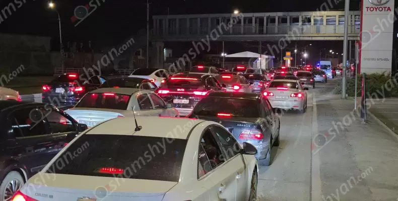 Մի քանի կիլոմետրանոց խցանում Երևանի Իսակովի պողոտայում․ պատճառը ոչ թե պարեկների, այլ Երևանի քաղաքապետարանի «փնթի» աշխատանքն է․ ՖՈՏՈՌԵՊՈՐՏԱԺ, ՏԵՍԱՆՅՈՒԹ