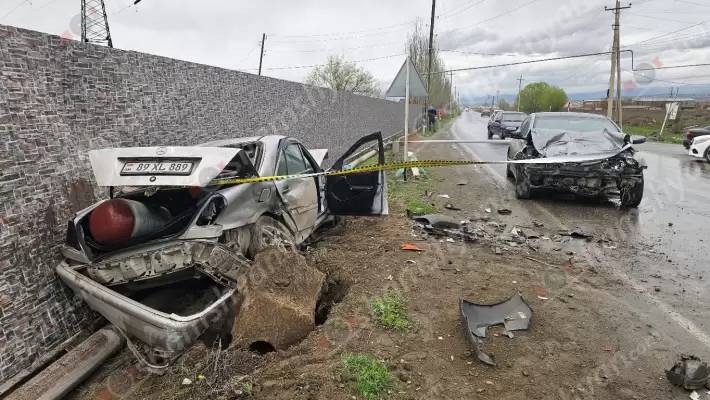 Խոշոր ավտովթար՝ Արարատի մարզում․ Մասիս-Նորամարգ ավտոճանապարհին բախվել են «Hyundai Elantra»-ն և «Mercedes»-ը․ վերջինը բախվել է գազատար խողովակի հենասյանը և կոտրել այն․ բժիշկները պայքարում են վիրավորներից մեկի կյանքի համար․ ՖՈՏՈՌԵՊՈՐՏԱԺ, ՏԵՍԱՆՅՈւԹ