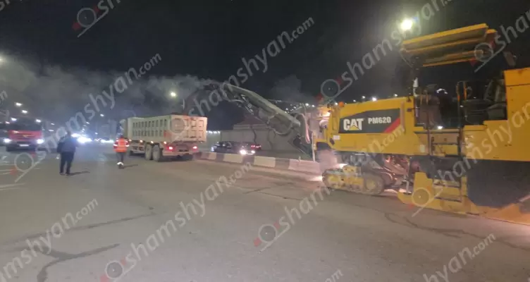 Երևանի քաղաքապետ Տիգրան Ավինյանի հանձնարարականով վերսկսվել են ճանապարհների, այդ թվում՝ բակային հատվածներում, ասֆալտապատման ու փոսալցման աշխատանքները. ողջ գիշեր այն կատարվում էր Իսակովի պողոտայում. ՖՈՏՈՌԵՊՈՐՏԱԺ, ՏԵՍԱՆՅՈւԹ