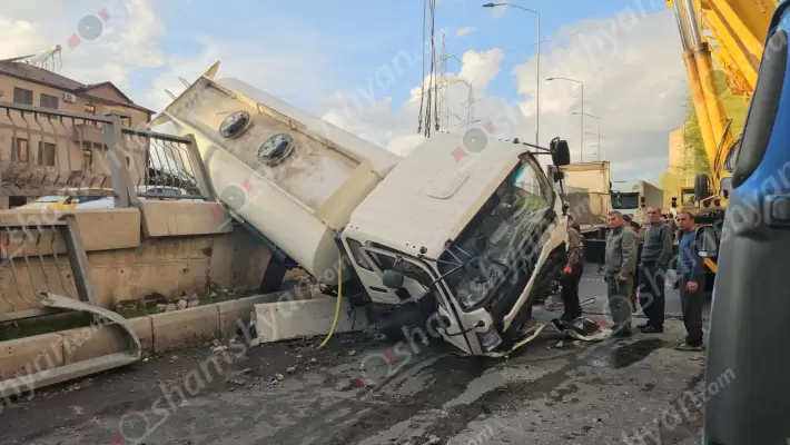 ԲԱՑԱՌԻԿ ՏԵՍԱՆՅՈՒԹ․ Երևանում․ «սալյարկայով» բարձված «Howo» բեռնատարը «Դեֆանս» թաղամասի մոտ կոտրել է կամրջի երկաթե ճաղավանդակը և վնասել «Hyundai Elantra», «Toyota Camry», «Honda Fit», «Kia» ավտոմեքենաները․ ՖՈՏՈՌԵՊՈՐՏԱԺ, ՏԵՍԱՆՅՈՒԹ