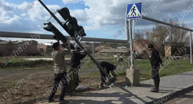 Ժողովրդի կողմից «մահաբեր» անունը ստացած Նոր Գեղիի խաչմերուկում լուսակիրների տեղադրման աշխատանքներն ավարտվում են․ առաջիկայում երթևեկությունը կկարգավորվի լուսակիրներով. ՖՈՏՈՌԵՊՈՐՏԱԺ, ՏԵՍԱՆՅՈւԹԵՐ