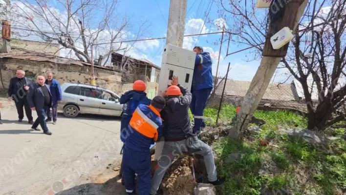 ՀԷՑ-ի ժամանակավոր կառավարիչ Ռոմանոս Պետրոսյանի արձագանքը չուշացավ. սովետական տարիներից եղած, ամեն պահի տապալվող էլեկտրասյունը, որը բնակիչների համար դարձել էր «մահվան ուղեգիր», փոխարինվեց նոր բետոնե էլեկտրասյունով. ՖՈՏՈՌԵՊՈՐՏԱԺ, ՏԵՍԱՆՅՈւԹԵՐ