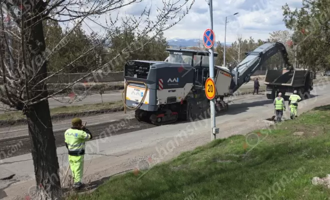 Կառավարության ֆինանսավորմամբ սկսվել են նաև Աբովյան քաղաքում ճանապարհների, այդ թվում՝ բակային հատվածների հիմնանորոգման աշխատանքները. հսկողությունն իրականացնում է ՏԿԵ նախարար Դավիթ Խուդաթյանը. ՖՈՏՈՌԵՊՈՐՏԱԺ, ՏԵՍԱՆՅՈւԹ