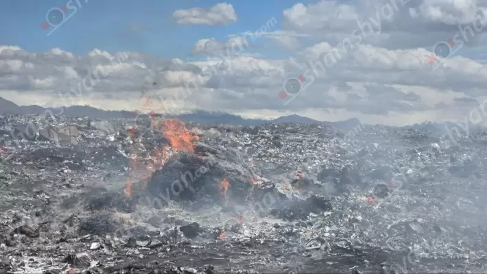 Մասիսի աղբավայրը մի իսկական պատուհաս է դարձել հարյուր հազարավոր բնակիչների գլխին. նրանք դիմում են այն «վայ» դատավորին, ով գտել է, որ աղբավայրը չպետք է փակվի՝ ասելով. «Մենք ցանկանում ենք՝ էդ ծխի ու կրակի մեջ նա իր ընդմիջումն անի». ՖՈՏՈՌԵՊՈՐՏԱԺ, ՏԵՍԱՆՅՈւԹԵՐ