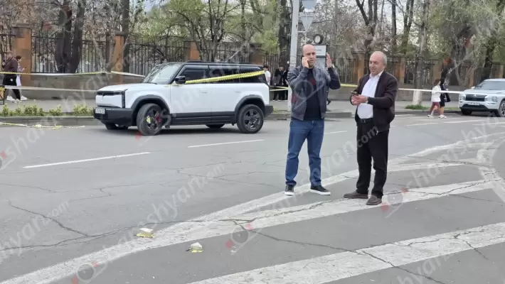 Կրակոցներ՝ Արմավիրի մարզում. Էջմիածնի գլխավոր հրապարակում հնչել են կրակոցներ. դեպքի վայրում հայտնաբերվել են մեծ թվով կրակված պարկուճներ, ավտոմեքենա` կրակոցի բազմաթիվ հետքերով. ժամանել են մարզի քրեական ոստիկանության պետը և տեղակալը. ՖՈՏՈՌԵՊՈՐՏԱԺ, ՏԵՍԱՆՅՈւԹ