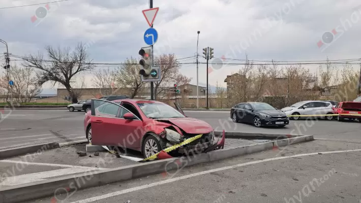 Խոշոր ավտովթար՝ Երևանում․ Թբիլիսյան խճուղում բախվել են «Nissan Note»-ը, «ՎԱԶ 2101»-ը և «Mazda 6»-ը․ վերջինը կոտրել է բազալտե եզրաքարը և հայտնվել անվտանգության կղզյակում․ կան վիրավորներ․ ՖՈՏՈՌԵՊՈՐՏԱԺ, ՏԵՍԱՆՅՈւԹ