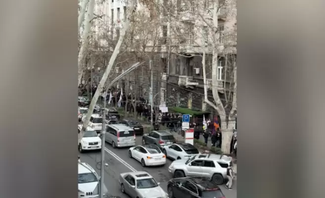 Սամվել Կարապետյանի աջակիցները Ուժեղ Հայաստան բացականչելով գնում են հանրահավաք