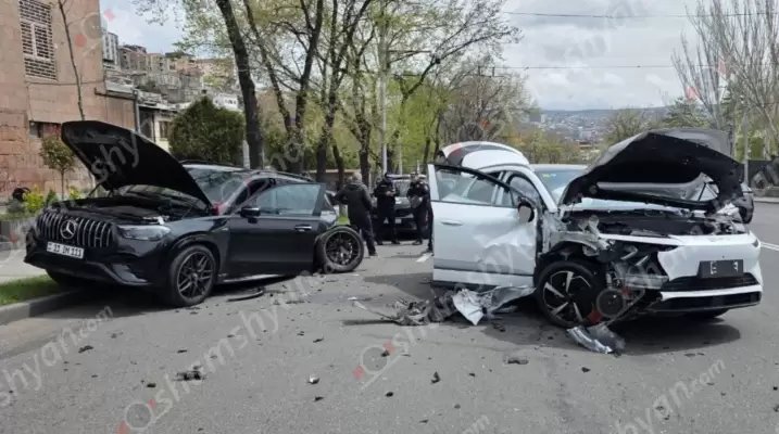 Խոշոր ավտովթար Երևանում․ Ազգային ժողովի դիմաց բախվել են «Mercedes GLE 53» և «BYD»-ը․ «Mercedes»-ը մասամբ հայտնվել է կանաչ գազոնում, և կոտրվել է նրա անվահեծերից մեկը․ կա վիրավոր․ ՖՈՏՈՌԵՊՈՐՏԱԺ, ՏԵՍԱՆՅՈՒԹ