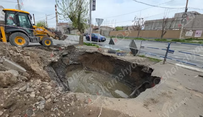 Արմավիրում վերջապես «Վեոլիա Ջուր»-ը գործի անցավ․ Երևանյան-Բաղրամյան խաչմերուկում դադարեցվեց կեղտաջրերի հոսքը, իսկ մարզպետն ու քաղաքապետը այդպես էլ մնացին դատարկ խոստումներ տվողներ․ ՖՈՏՈՌԵՊՈՐՏԱԺ, ՏԵՍԱՆՅՈՒԹԵՐ