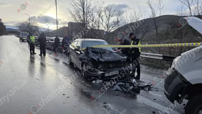 Ավտովթար Կոտայքի մարզում․ Ծաղկաձորում «Mercedes»-ը դուրս է եկել հանդիպակաց գոտի և բախվել Հրազդան-Ծաղկաձոր երթուղին սպասարկող միկրոավտոբուսին․ կան վիրավորներ, այդ թվում՝ անչափահասներ․ ՖՈՏՈՌԵՊՈՐՏԱԺ, ՏԵՍԱՆՅՈՒԹ