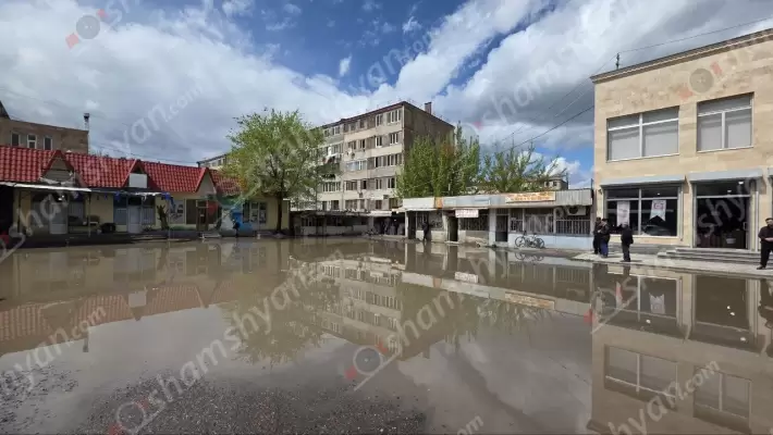 Համաճարակի վտանգ Արտաշատում հայտնի՝ նախկին ոստիկանապետ Ալիկ Սարգսյանին պատկանող շուկայի տարածքում. բնակիչներն իմանալով, որ Փաշինյանը ժամանել է Արտաշատ, պատրաստվում էին բողոքի ակցիա իրականացնել՝ ասելով՝ մարզպետը և քաղաքապետը «օդ» են. ՖՈՏՈՌԵՊՈՐՏԱԺ,ՏԵՍԱՆՅՈւԹ