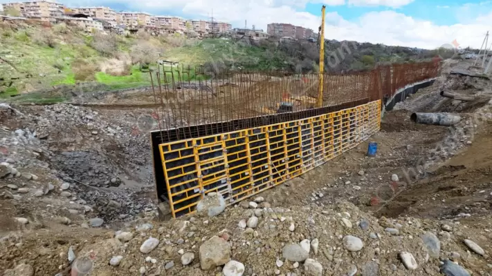 ՀՀ կառավարության և Երևանի քաղաքապետարանի ֆինանսավորմամբ Նուբարաշենից դեպի Բարձրաշեն տանող՝ սողանքով հայտնի և վարորդների համար պատուհաս դարձած ճանապարհի հիմնանորոգումը վերսկսվել է․ այն դադարել էր անբարենպաստ եղանակի պատճառով. ՖՈՏՈՌԵՊՈՐՏԱԺ, ՏԵՍԱՆՅՈւԹԵՐ