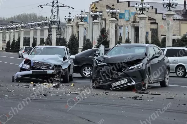 Ավտովթար՝ Կոտայքի մարզում․ «Առինջ Մոլ» առևտրի կենտրոնի մոտ բախվել են «Mercedes»-ը և օտարերկրացու վարած «Lexus»-ը․ «Mercedes»-ի վարորդին տեղում բուժօգնություն է ցուցաբերվել․ ՖՈՏՈՌԵՊՈՐՏԱԺ, ՏԵՍԱՆՅՈւԹ