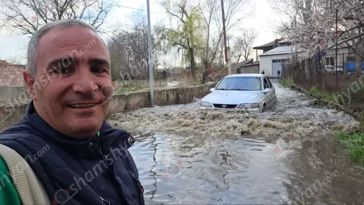 Արտակարգ իրավիճակ՝ Մայակովսկի գյուղում․ գետը դուրս է եկել հունից ու մի քանի կիլոմետր լցվել փողոցներ ու տների բակեր․ դպրոցի ճանապարհը դարձել է անանցանելի․ Կոտայքի մարզպետն ու Աբովյանի քաղաքապետը միչև այժմ չեն արձագանքել խնդրին․ ՖՈՏՈՌԵՊՈՐՏԱԺ, ՏԵՍԱՆՅՈՒԹ