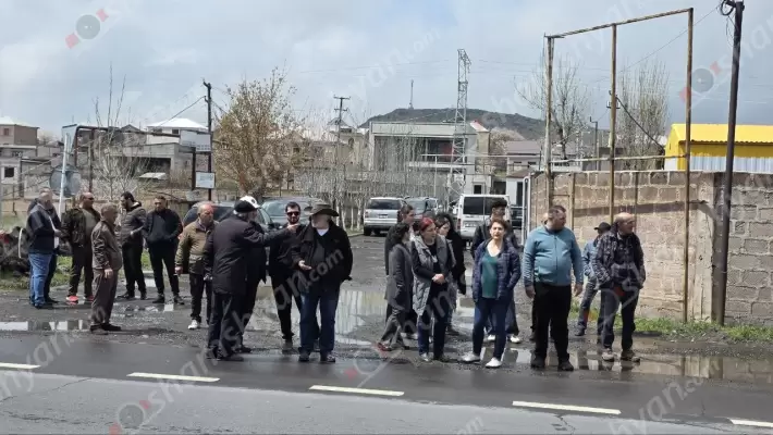 Լարված իրավիճակ՝ Կոտայքի մարզում․ «մահվան շտեմարան» անունը ստացած «Արծվի թևեր» չհասած հատվածում հավաքված բնակիչները ասում են․ «Պարոն վարչապետ, Դուք կարող եք վերջ տալ այս հատվածի ողբերգական ավտովթարներին, մահվան ելքով վրաերթերին»․ ՖՈՏՈՌԵՊՈՐՏԱԺ, ՏԵՍԱՆՅՈՒԹ