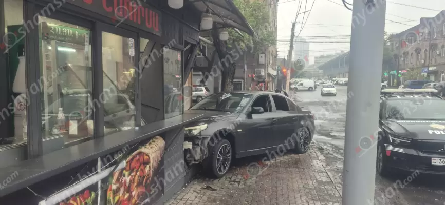 ԲԱՑԱՌԻԿ ՏԵՍԱՆՅՈՒԹ․ Երևանում 22-ամյա վարորդը, ոչ սթափ (խմած), չունենալով ավտոմեքենա վարելու իրավունք, Նար-Դոսի փողոցում «BMW»-ով հայտնվել է մայթին, բախվել «Ղարսի խորովածանոց»-ի ցուցանակին և դռանը․ ՖՈՏՈՌԵՊՈՐՏԱԺ